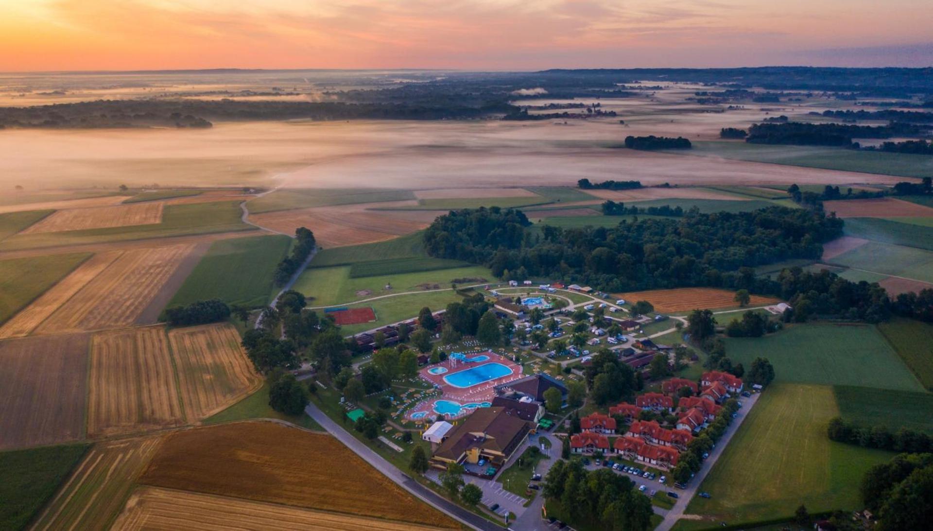 Terme Banovci - Mobilne Hiske Med Brajdami Hotel Eksteriør billede